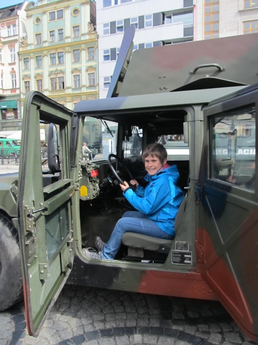 Wojskowe samochody na pl. Solnym. Zobacz sprzęt, pojeździj na symulatorze (ZDJĘCIA)