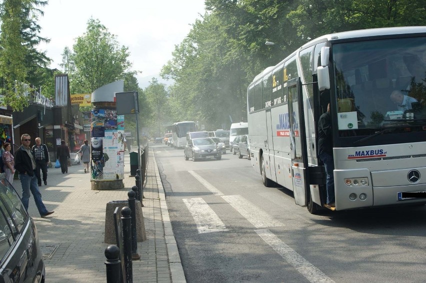 Wypadek w Zakopanem. Autobus potrącił pieszego na pasach [ZDJĘCIA, WIDEO]