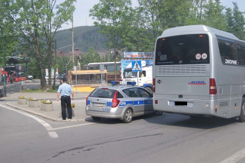 Wypadek w Zakopanem. Autobus potrącił pieszego na pasach [ZDJĘCIA, WIDEO]