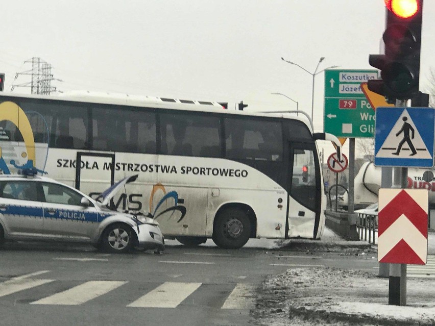 Katowice: Wypadek na DTŚ. Autokar zderzył się radiowozem, ranni policjanci [ZDJĘCIA]