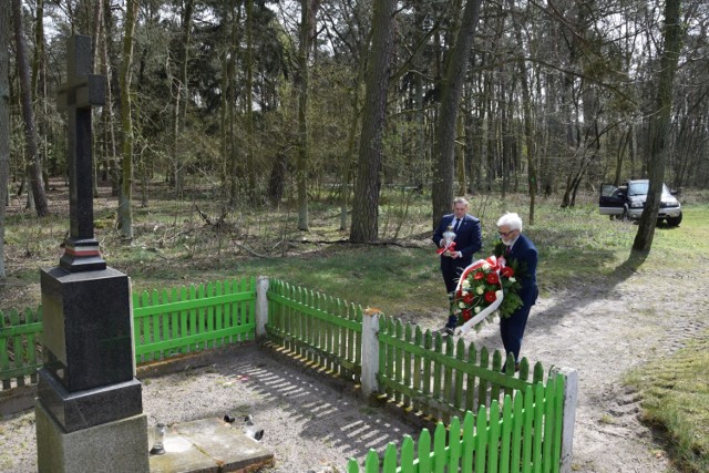 W  środę 15 kwietnia starosta kościański z zastępcą uczcili pamięć pomordowanych w lesie w Jarogniewicach