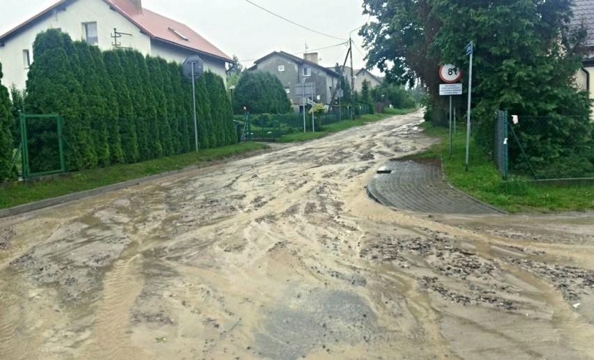 Powiat gd.: Kilkanaście interwencji strażaków, wysoki poziom wody w rzekach, zniszczone drogi