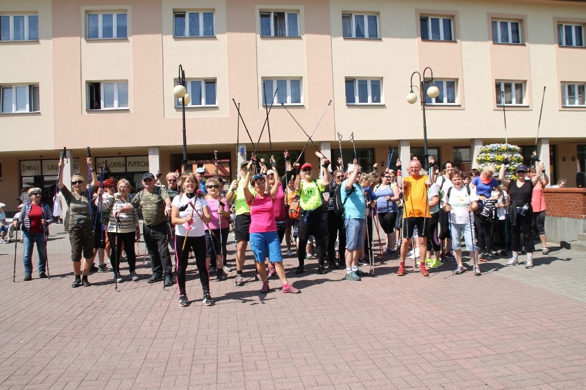 Majowy marsz nordic walking w Wiśle i kilkadziesiąt osób na trasie (ZDJĘCIA)