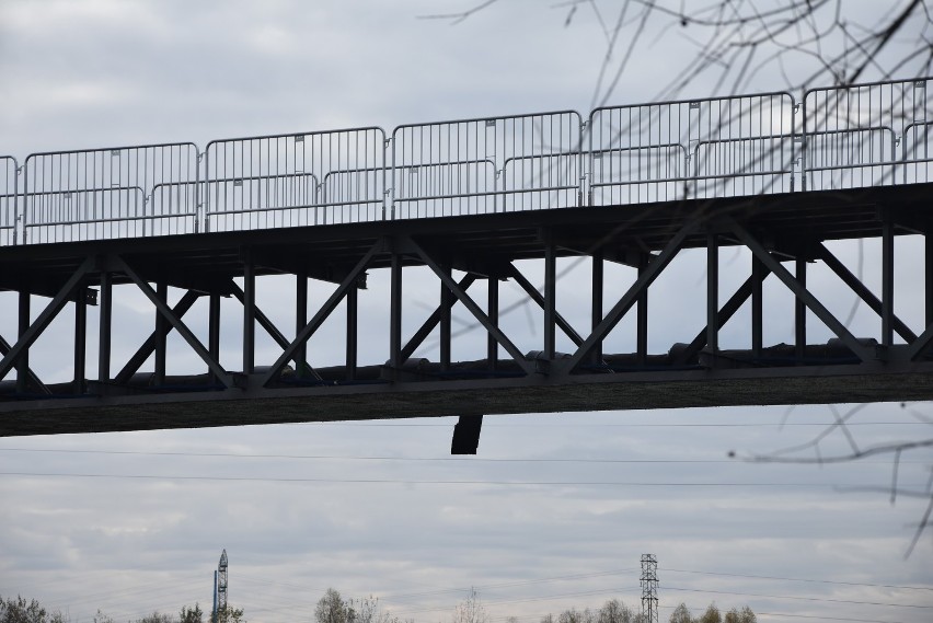 Ostrów. Tak wygląda obecnie most na Dunajcu. Obok rozebranej przeprawy powstaje kładka technologiczna [ZDJĘCIA]