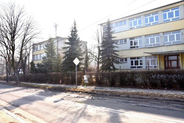 Tak po wyburzeniu środkowej części budynku dawnego Gimnazjum nr 10 wygląda obecnie obiekt przy ul. Północnej w Sosnowcu.