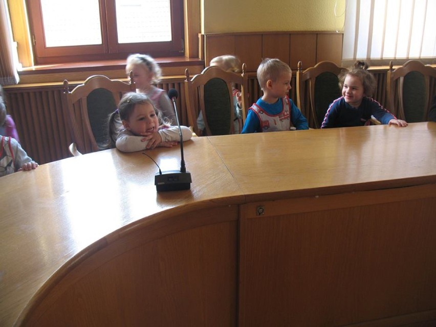 Przedszkolaki z grupy "Promyczki" odwiedzili urząd gminy w...