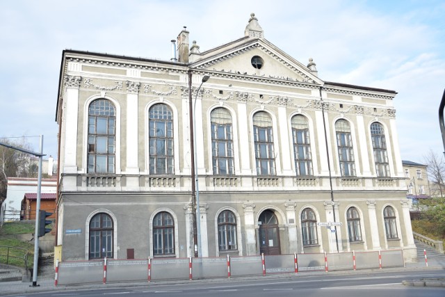 Od 2012 roku ponad stuletni gmach w centrum Jarosławia stoi opuszczony. Powiat chce, aby wróciło tam ognisko baletowe