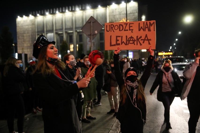 Kraków. "To jest wojna!". Techno protest pod Muzeum Narodowym