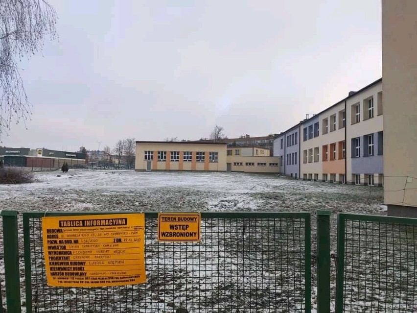 Nowoczesne boisko przy Szkole Podstawowej numer 1 w Skarżysku już gotowe. Zobacz zdjęcia 