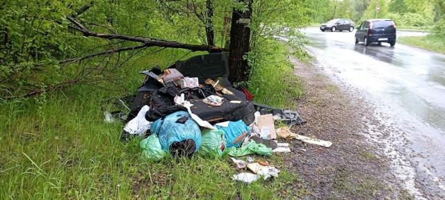 Kobieta robiła porządki w budynku gospodarczym a śmieci wyrzuciła na ulicę w Kielcach.