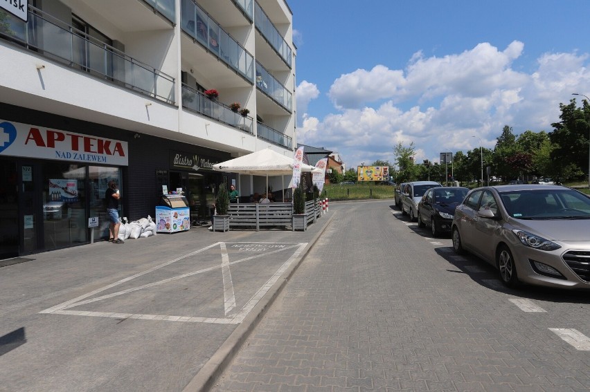 Problematyczny parking przed apteką przy ulicy Klonowej w Kielcach. Są awantury między kierowcami. Potrzebny drugi wyjazd