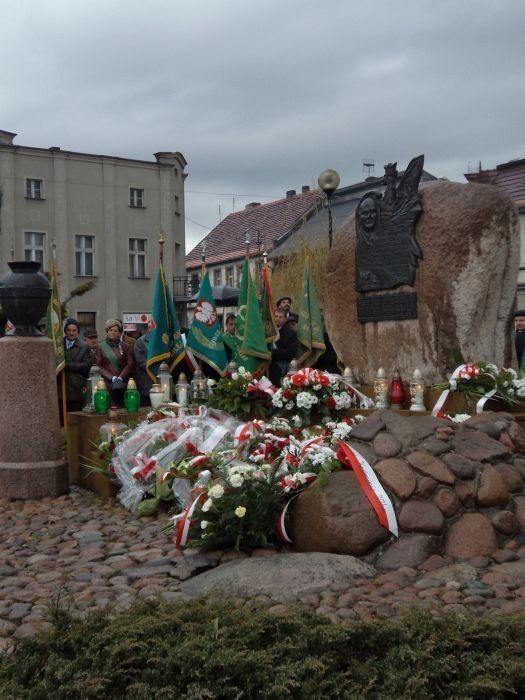 Dobrzyca. Rynek z pomnikiem Stanisława Mikołajczyka