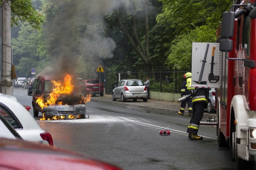 Spłonął samochód na ul. Odyńca [zdjęcia]
