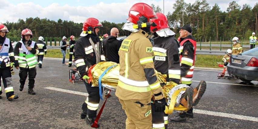 Powiat janowski. Autobus uderzył w cysternę, 29 poszkodowanych i zablokowana droga. Na szczęście to tylko ćwiczenia strażaków na S19. Zobacz