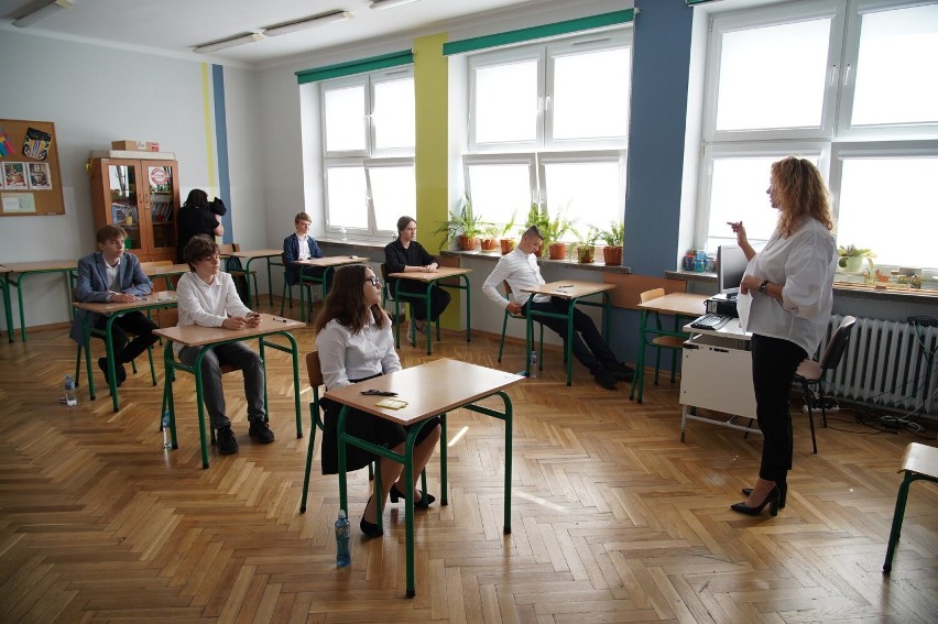 Egzamin ósmoklasisty z języka polskiego w Szkole Podstawowej numer 12 imienia Bohaterów Westerplatte w Kielcach. Zobaczcie zdjęcia