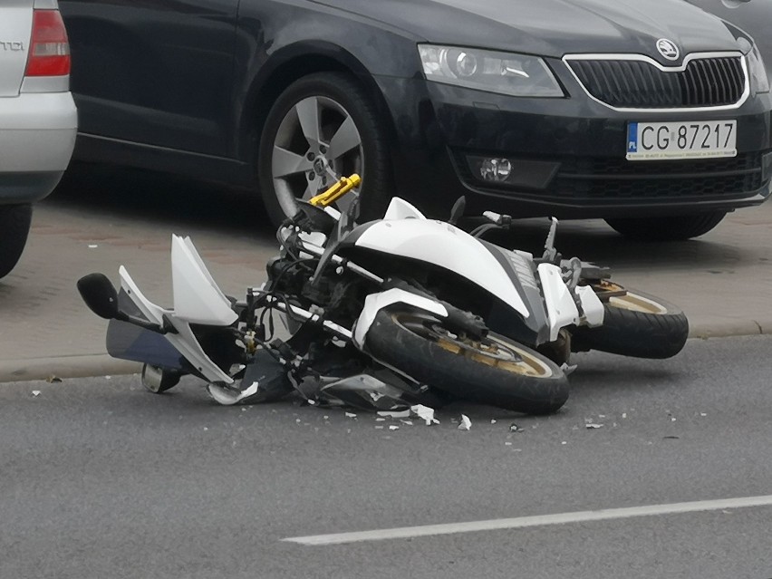 Zderzenie motocykla z samochodem w Grudziądzu. 17-latek w szpitalu [zdjęcia]