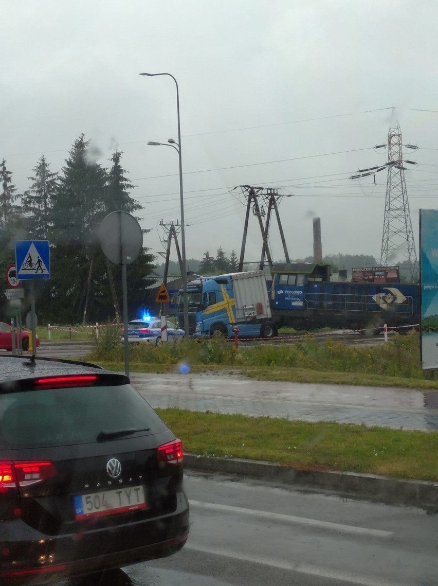 Łomża. Wypadek na przejeździe kolejowym. Lokomotywa uderzyła w ciężarówkę. Zablokowana ulica Poznańska 