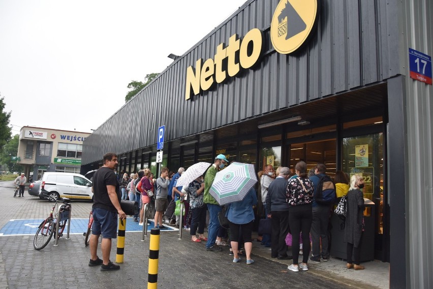 Kolejka przed sklepem Netto w Tarnowie ustawiała się od...