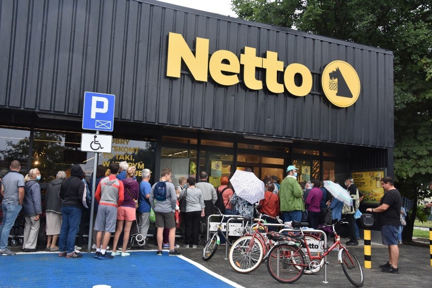 Kolejka przed sklepem Netto w Tarnowie ustawiała się od...