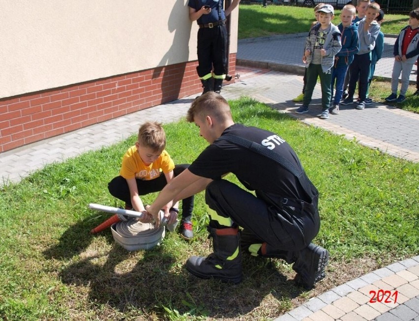 Gmina Żabno. Strażacy, policjanci oraz łowczy zrobili maluchom prezent na Dzień Dziecka [ZDJĘCIA]