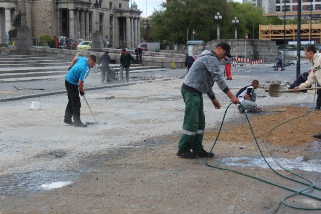 Euro 2012 coraz bliżej. Widać to przy Pałacu Kultury, gdzie ...