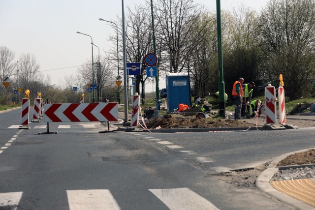 Budowa ścieżek rowerowych na alei Piłsudskiego w Legnicy.