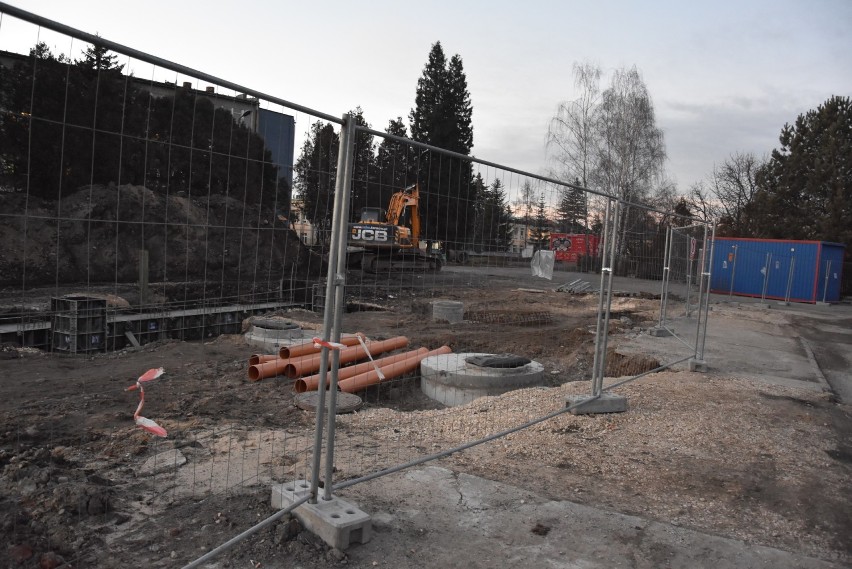 Tarnów. Miasto zachęca mieszkańców do jazdy autobusami i buduje nowy parking [ZDJĘCIA]