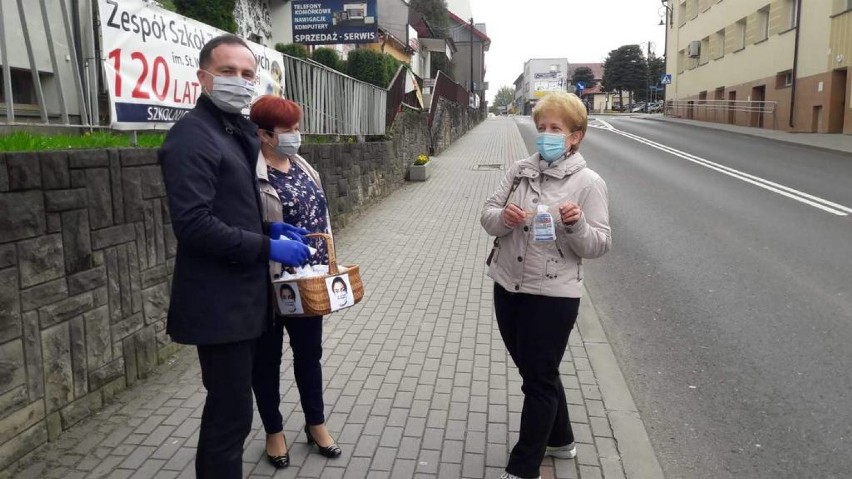 Kto nie nosi - ten roznosi! Pod tym hasłem nauczyciele i pracownicy bobowskiego Zespołu Szkół Zawodowych zainicjowali akcję szycia maseczek