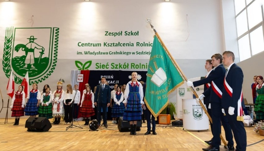 Dzień Nauczyciela w Zespole szkół Rolniczych w Sędziejowicach ze ślubowaniem pierwszoklasistów i  folklorem w tle