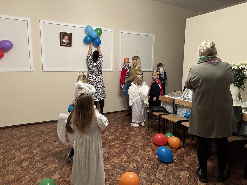 Bal Wszystkich Świętych w Popówku. Ksiądz zorganizował dla dzieci alternatywną zabawę do Halloween. Dzieci bawiły się znakomicie