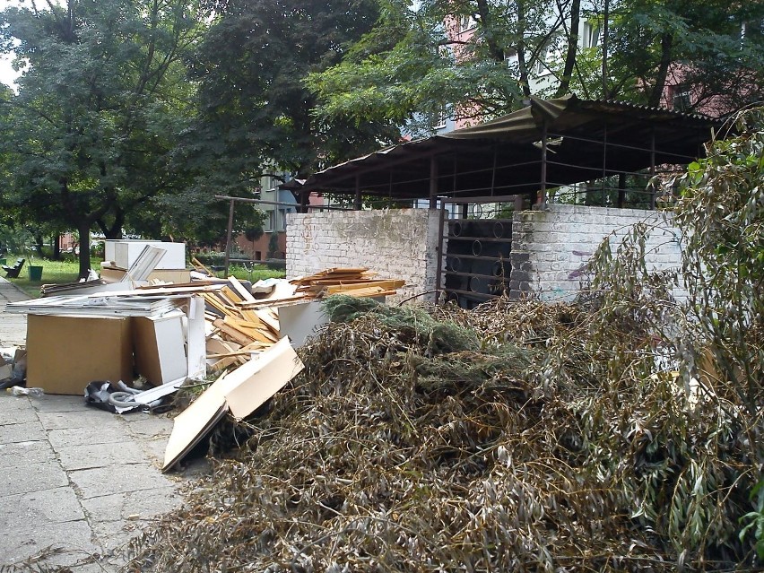 Wrocław: Lokatorzy przy Komandorskiej wyrzucają śmieci gdzie popadnie