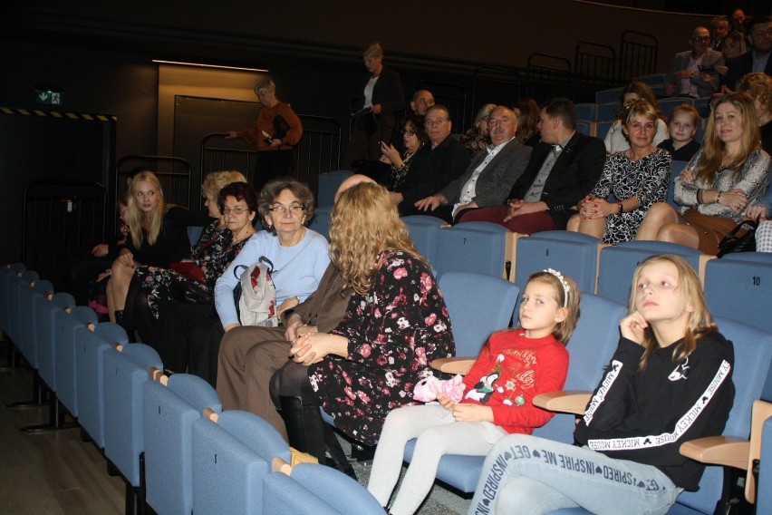Gniezno: charytatywny koncert świąteczny w Teatrze Fredry  na rzecz stowarzyszenia Wielki Mały Uśmiech [Zdjęcia,Film]