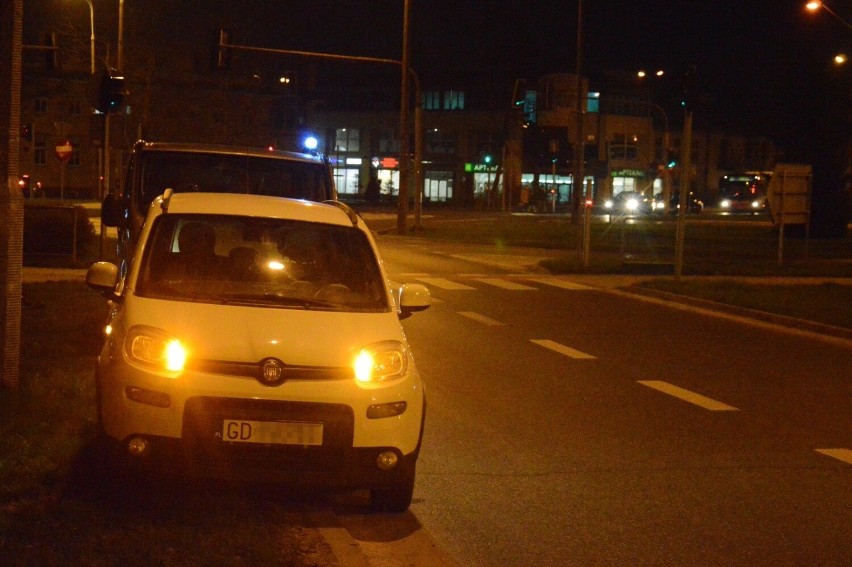 Wypadek na przejeździe rowerowym przy rondzie na Placu Kotlarza w Radomiu. Rowerzystę potrącił samochód. Zobacz zdjęcia