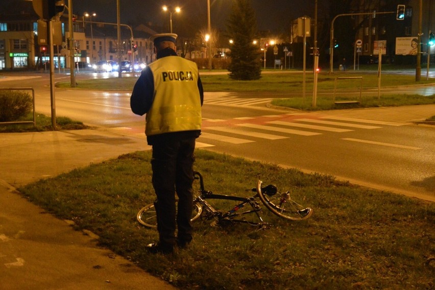 Wypadek na przejeździe rowerowym przy rondzie na Placu Kotlarza w Radomiu. Rowerzystę potrącił samochód. Zobacz zdjęcia