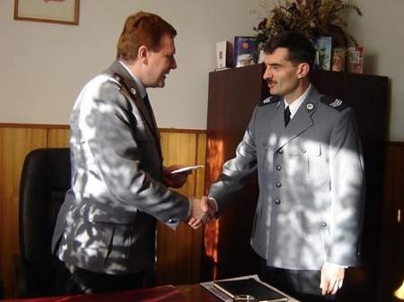 Paweł Knefel (z prawej) odebrał nagrodę od Bogdana Bajorskiego, komendanta człuchowskiej policji.