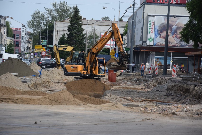 Kolejny poślizg w centrum Gorzowa. Kiedy będzie asfalt koło katedry?