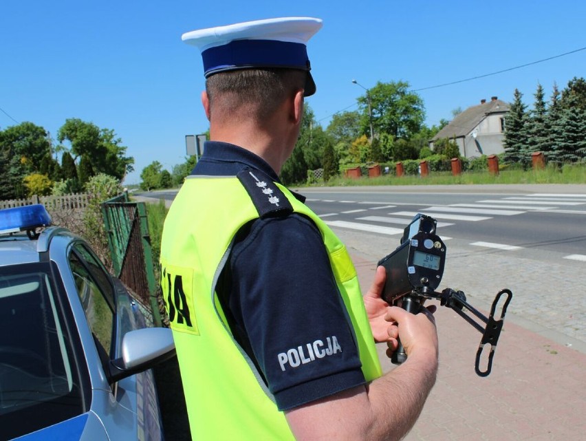 Policjanci z kilku komend kontrolowali Wieluń. 60 mandatów, zatrzymane dowody i prawo jazdy, a także nietrzeźwy kierowca