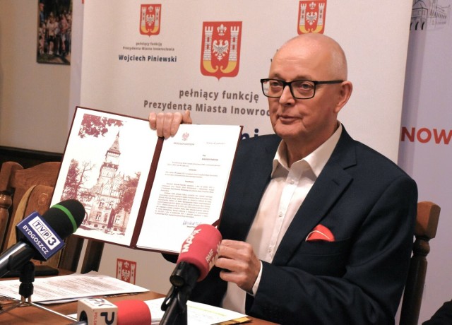 Migawka z konferencji prasowej. Wojciech Piniewski prezentuje dokument podpisany przez premiera Tuska, na podstawie którego został on powołany na stanowisko pełniącego funkcję prezydenta Inowrocławia
