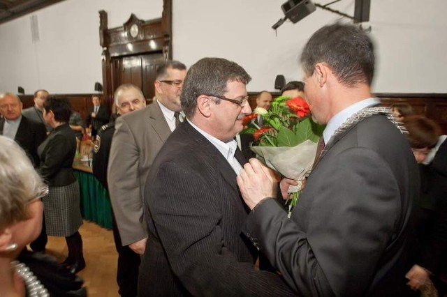Stefanos Ewangielu gratuluje Piotrowi Kruczkowskiemu objęcia funkcji prezydenta Wałbrzycha
