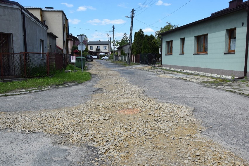 Zniszczona nawierzchnia dróg w Łazach. Planowany jest remont