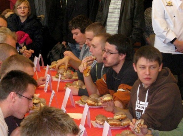 90 śmiałków zgłosiło się do VIII Mistrzostw Poznania w jedzeniu ...