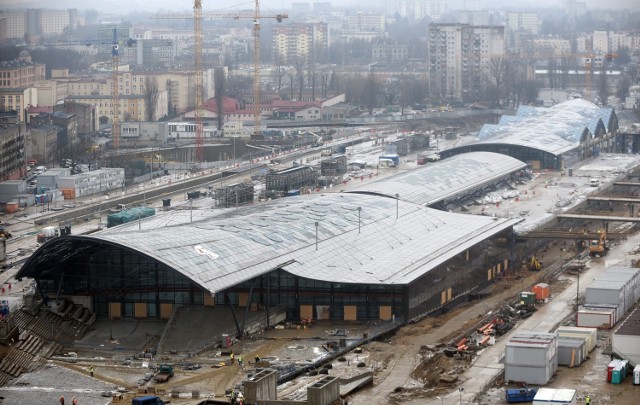 W budynku dworca Łódź  Fabryczna trwają już prace wykończeniowe. Natomiast budowa układu drogowego wokół dworca na razie głównie dotyczy ul. Nowotargowej