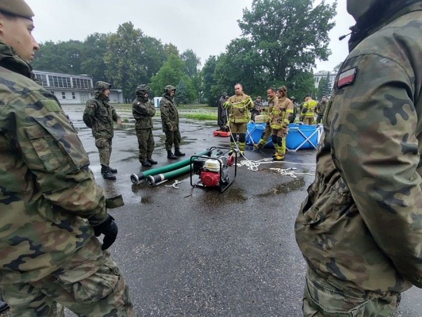 Ćwiczenia strażaków OSP Brzezinka i Oświęcim z żołnierzami...