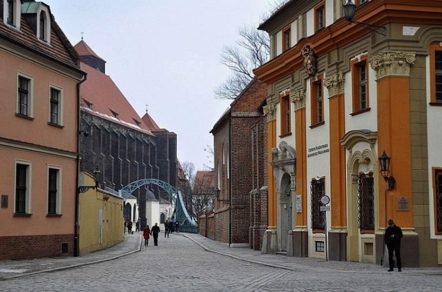 Spacer z wielkanocnym koszyczkiem był okazją do zobaczenia zmian, jakie nastąpiły w tej najstarszej części Wrocławia. Fot. Janina Bieleńko