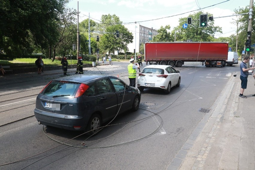 Wrocław. Ciężarówka zerwała trakcję. Północ miasta zablokowana. Zobacz zdjęcia!