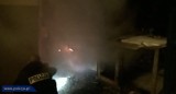 Pożar w Kozach. Policjanci uratowali rodzinę z płonącego budynku
