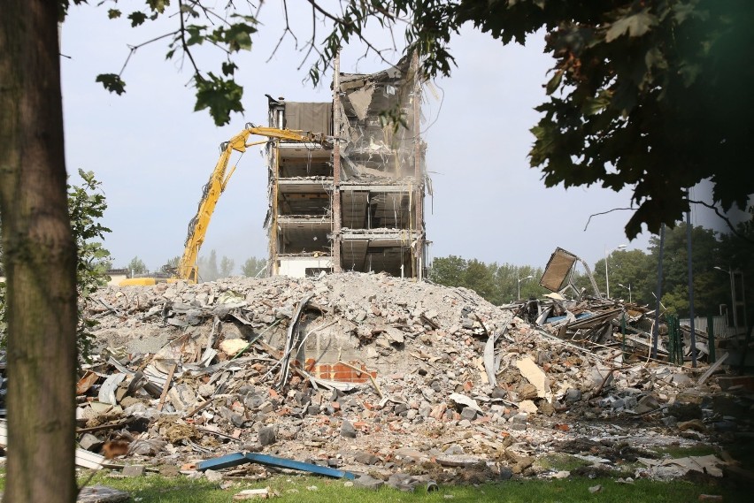 Rozbiórka budynku D Uniwersytetu Ekonomicznego w Katowicach. Wyburzają obiekt typu Lipsk przy Bogucickiej. Tu będzie nowy kampus