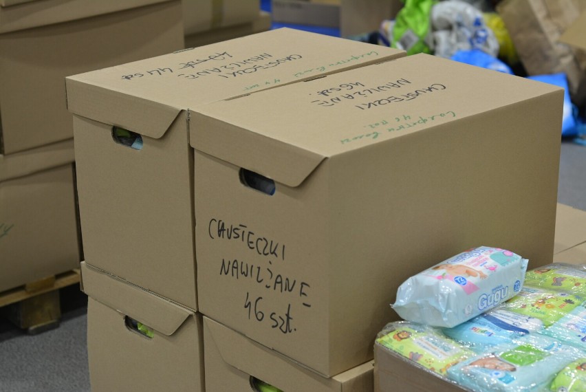 Wielkie pakowanie w MOSiR Ruda Śląska. Produkty ze zbiórki pojadą do Ukrainy 