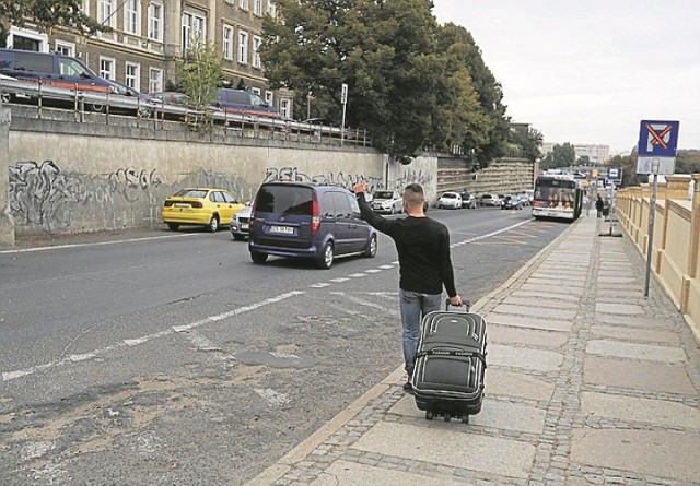 Ul. Owocowa nie jest przyjazna podróżnym opuszczającym dworzec PKP. Nie ma latarni, miejsc parkingowych i postojów taxi