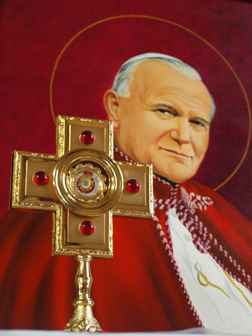 Zabrze Rokitnica: Relikwie bł. Jana Pawła II w parafii pw. Najświętszego Serca Pana Jezusa